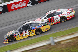 Tony Stewart, Stewart Haas Racing Chevrolet e Michael Annett, HScott Motorsports Chevrolet