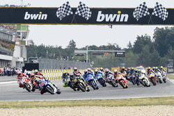 Start: Jorge Lorenzo, Yamaha Factory Racing aan de leiding