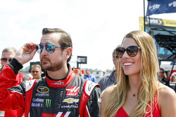 Kurt Busch, Stewart-Haas Racing Chevrolet, com a namorada Ashley Van Metre