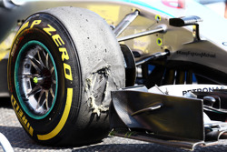 Un pneu Pirelli endommagé sur la Mercedes AMG F1 W06 de Nico Rosberg, Mercedes AMG F1 lors de la deuxième séance