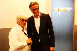 (L to R): Берні Екклстоун, та Frank Hoffmann, RTL Television Programme Managing Director announce a