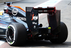 Фернандо Алонсо, McLaren MP4-30 с аэродинамической краской на заднем крыле