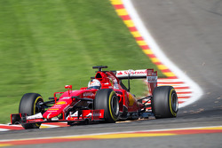 Sebastian Vettel, Ferrari SF15-T envoie des étincelles
