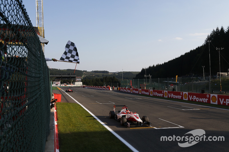 Race winner Esteban Ocon, ART Grand Prix 