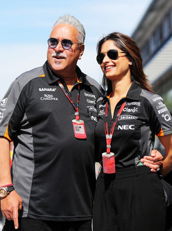 Доктор Виджей Малья, владелец команды Sahara Force India F1 со своим партнером Пинки Лалвани