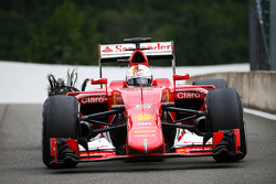 Sebastian Vettel, Ferrari SF15-T se dirige a la línea de pits de la carrera con una ponchadura