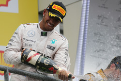 Ganador de la carrera Lewis Hamilton, Mercedes AMG F1 celebra en el podio