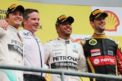 Подиум: Нико Росберг, Mercedes AMG F1 - третье место; Льюис Хэмилтон, Mercedes AMG F1 - победитель г