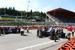 Jenson Button, McLaren MP4-30 en Fernando Alonso, McLaren MP4-30 op de startgrid