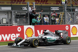 Le vainqueur Lewis Hamilton, Mercedes AMG F1 W06 fête sa victoire en passant sous le drapeau à damiers