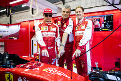 Kimi Raikkonen con Maurizio Arrivabene y Sebastian Vettel, Ferrari SF15-T