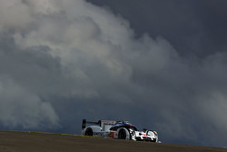 #17 Porsche Team Porsche 919 Hybrid: Timo Bernhard, Mark Webber, Brendon Hartley