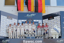 Podio: vincitori Timo Bernhard, Mark Webber, Brendon Hartley, Porsche Team, secondo posto Romain Dum
