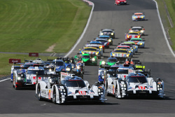 #18 Porsche Team Porsche 919 Hybrid: Romain Dumas, Neel Jani, Marc Lieb conduce il gruppo alla parte