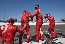 Les mécaniciens du Chip Ganassi Racing fêtent le titre