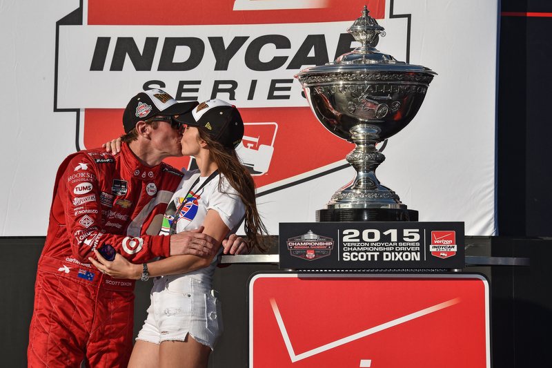 2015: Sieger und Champion Scott Dixon feiert mit Ehefrau Emma