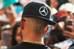 Lewis Hamilton, de Mercedes AMG F1 con el nuevo color de pelo rubio