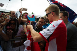 Kimi Raikkonen, Ferrari firma autografi ai tifosi