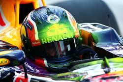 Daniil Kvyat, Red Bull Racing RB11 flujo-vis en su casco