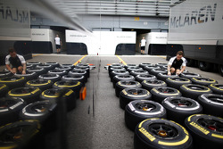 Ingeniero de McLaren con los neumáticos Pirelli