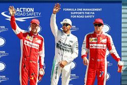 El ganador de la pole, Lewis Hamilton, Mercedes AMG F1 Team, segundo lugar, Kimi Raikkonen, Ferrari,