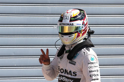 El ganador de la pole, Lewis Hamilton, Mercedes AMG F1 Team