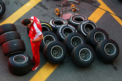 Ferrari-Mechaniker mit Pirelli-Reifen