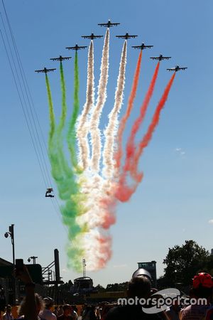 Aviones sobre vuelan la pista dejando una estela con los colores de la bandera de Italia