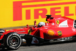 Второе место - Себастьян Феттель, Ferrari празднует в конце гонки
