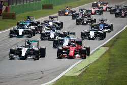 Lewis Hamilton, Mercedes AMG F1 W06 et Sebastian Vettel, Ferrari SF15-T au départ