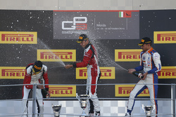 Carrera 2 Podio: segundo lugar Esteban Ocon y ganador Marvin Kirchhofer, ART Grand Prix y el tercer