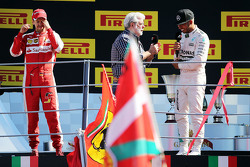 El podio (izquierda a derecha): Segundo lugar Sebastian Vettel, Ferrari con George Lucas creador de