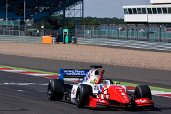 Oliver Rowland, Fortec Motorsports ottiene la vittoria