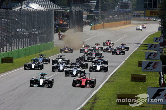 Lewis Hamilton, Mercedes AMG F1 W06 y Sebastian Vettel, Ferrari SF15-T en la salida de la carrera
