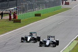 Valtteri Bottas, Williams FW37 e Nico Rosberg, Mercedes AMG F1 W06