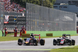 Max Verstappen, Scuderia Toro Rosso STR10 e Jenson Button, McLaren MP4-30