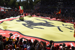 Un drapeau Ferrari géant