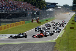 Partenza: Lewis Hamilton, Mercedes AMG F1 W06 in testa al gruppo