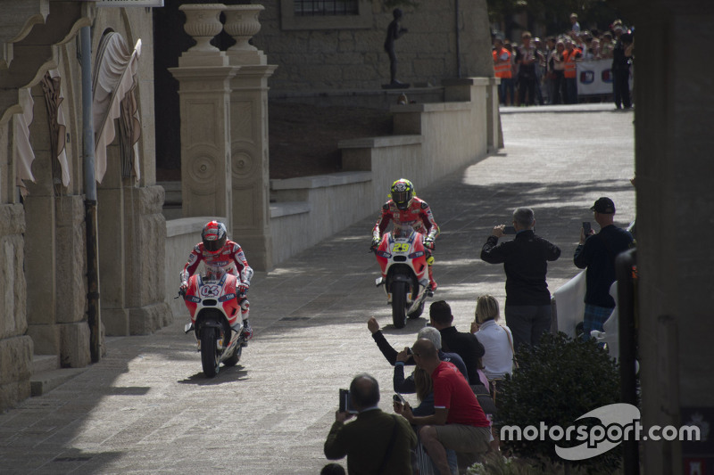 Andrea Dovizioso, Ducati y Andrea Iannone, Ducati Team, en las calles de San Marino