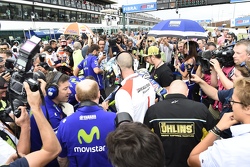 Tecnico Bridgestone sulla griglia di partenza