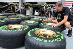 Un meccanico Lotus F1 Team con gli pneumatici Pirelli