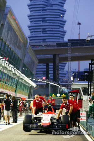 El coche de Alejandro Rossi, Manor Marussia F1 Team es empujado por los mecánicos a las verificacion