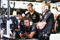 Дзюн Мацузаки, инженер по шинам Sahara Force India F1 Team, Марк Грей, Sahara Force India F1 Team и