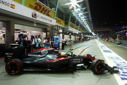 Fernando Alonso, McLaren MP4-30 deja los pits
