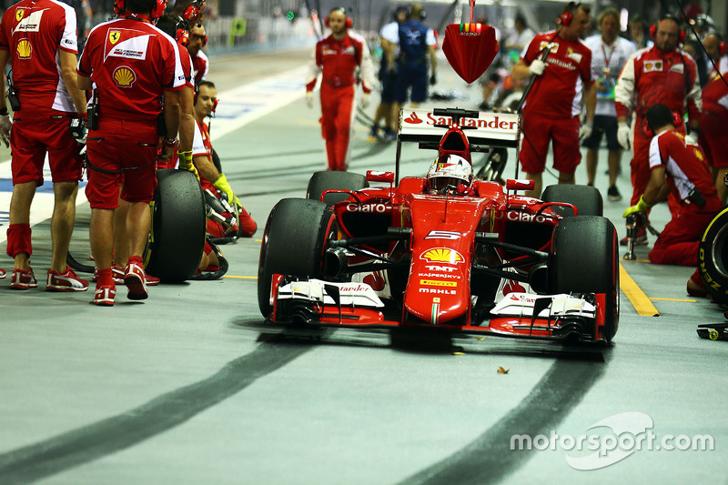 Sebastian Vettel, Ferrari SF15-T práctica una parada en pits