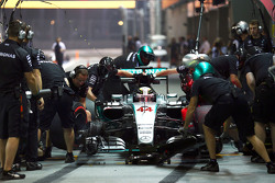 Lewis Hamilton, Mercedes AMG F1 W06 oefent pitstop