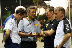 Steve Nielsen, Directeur Sportif Williams avec Mario Isola, Directeur de la Compétition Pirelli; Alan Permane, Directeur des Opérations Piste de Lotus F1 Team