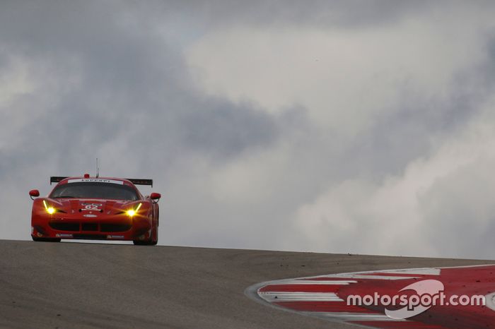 A Ferrari F458 é 14 segundos mais veloz do que a McLaren.