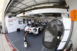 #17 Porsche Team Porsche 919 Hybrid: Timo Bernhard, Mark Webber, Brendon Hartley