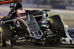 Nico Hulkenberg, Sahara Force India F1 VJM08 y Felipe Massa, Williams FW37 chocan en la carrera
